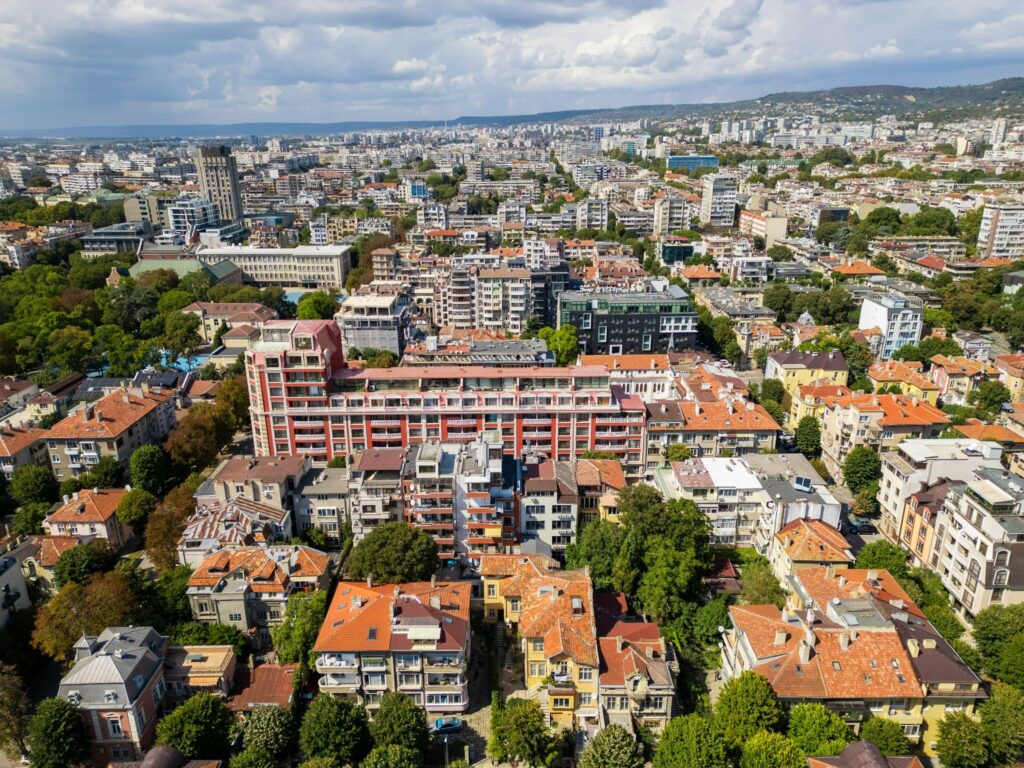 Városi lakóövezet felülnézetből, társasházakkal és családi házakkal.