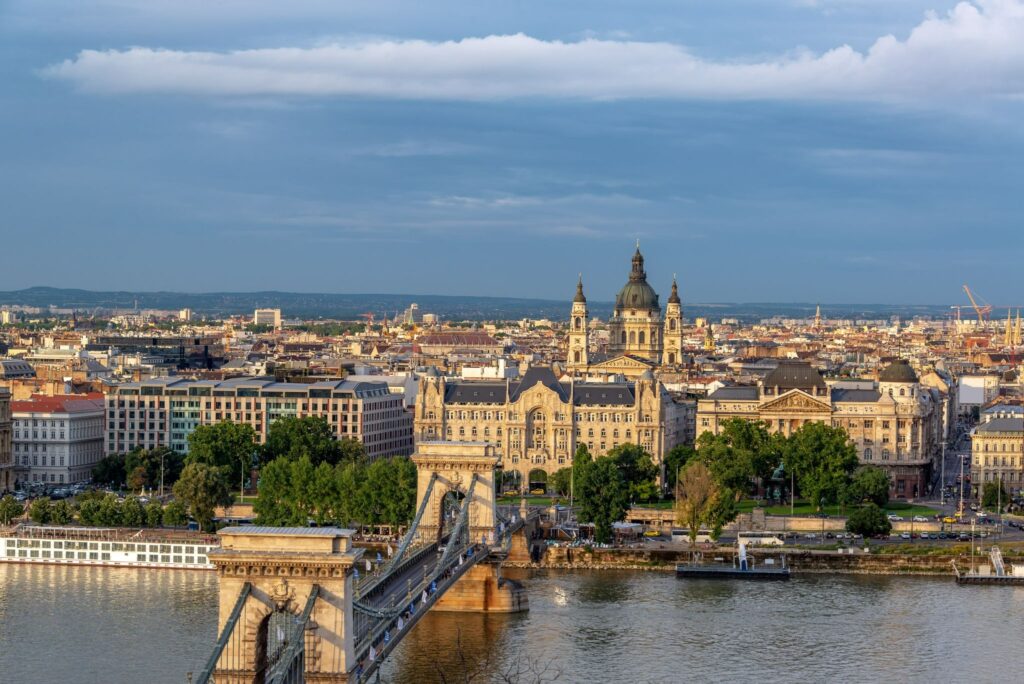 Budapest belvárosi panorámája a Lánchíddal és a Bazilikával.